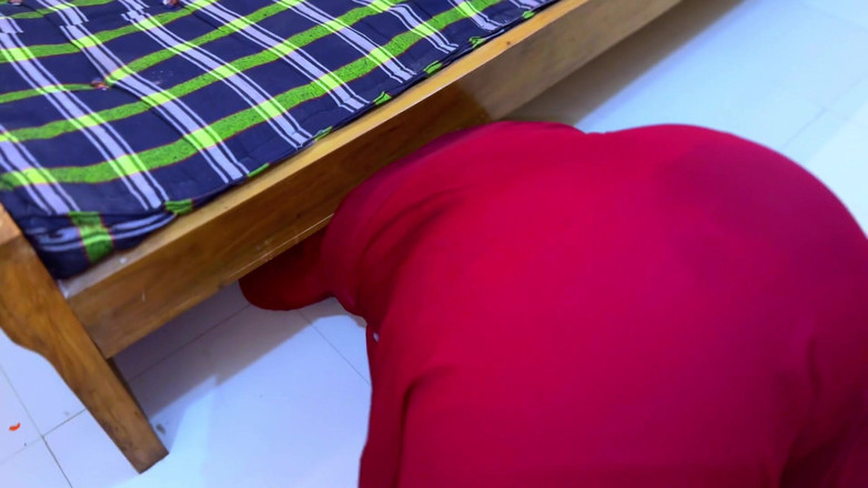 Aria Mia: Gran culo hermosa árabe caliente madrastra atrapada debajo de la cama...