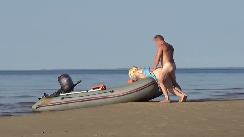 StrongSrg: Bir tekneci, çekici bir turistle birlikte yattı