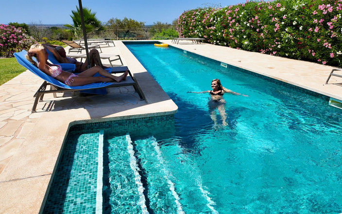 Lina Mila: 肮脏的蒂娜世界首映？！女同性恋摩擦骑脸户外三人行!!