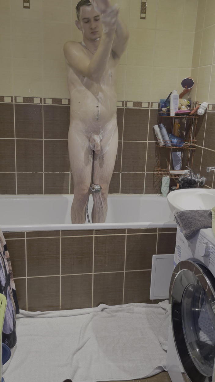 Fap_man93: Jonge papa nam een douche in de badkamer