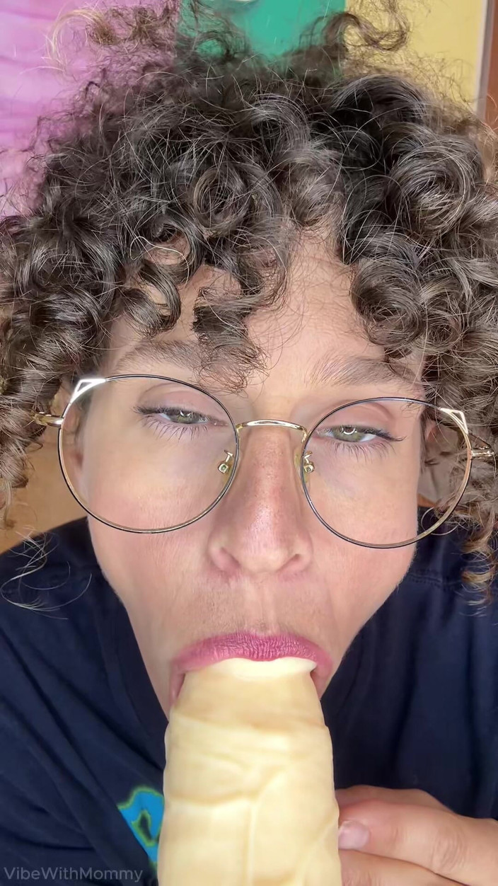 VibeWithMommy: Üvey annenin kahvesinde boşalıyor