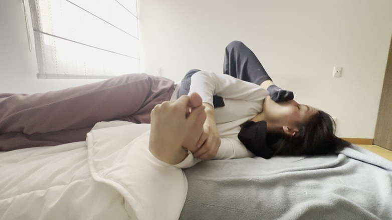 scarlettandc: Nohy mé domina mě drtí, plácnou mě nohama tak, že masturbuji