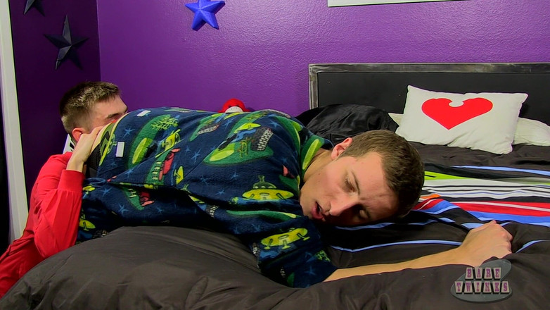 Bare Twinks: Bentley получает свежую голую дырку