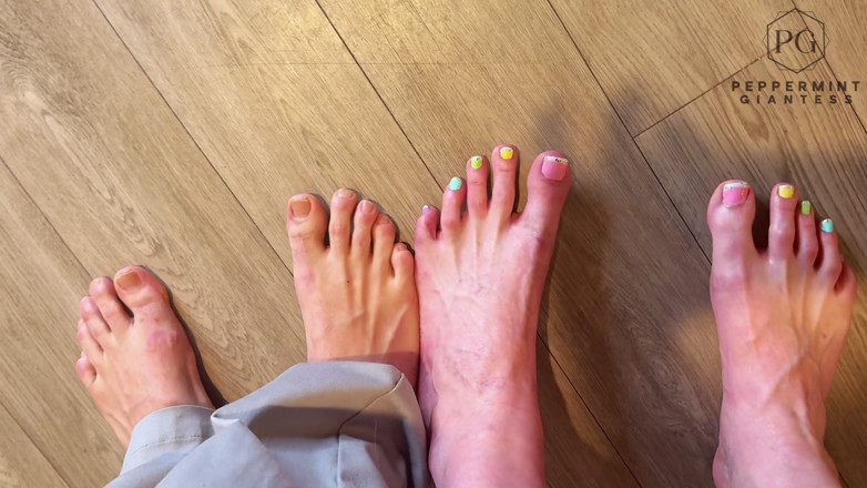 Peppermint Giantess: 당신의 작은 크기 13 피트 vs 내 거인 크기 16 피트 - 총 발 지배