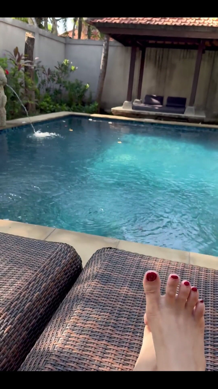 Aerie Rei: Dzień dobry. Oto jeden specjalnie dla fanów stóp