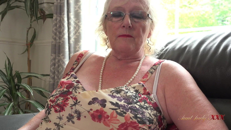 Aunt Judy's XXX: Auntjudysxxx - azgın gilf ev sahibanız Bayan Claire kirayı dölle ödemenize izin...