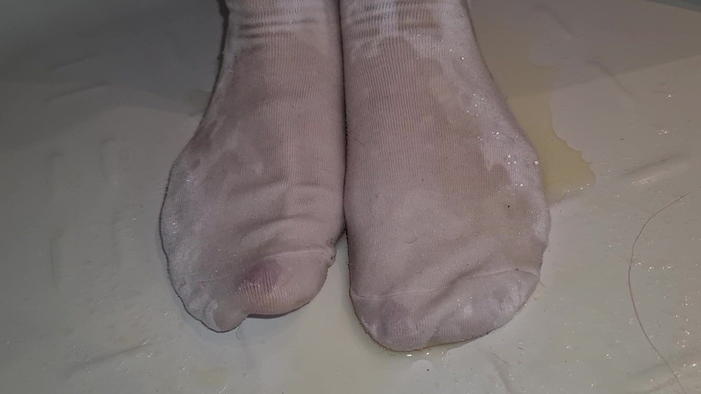 Adele Amber: Pisse auf socken