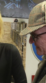 Sexy getatoeëerde blondine genietend in harde neukpartij op de vloer