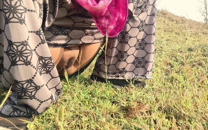 Priya Sex Videos: Indická vesnická tetička hardcore sex video šukání venku v džungli nevlastním...