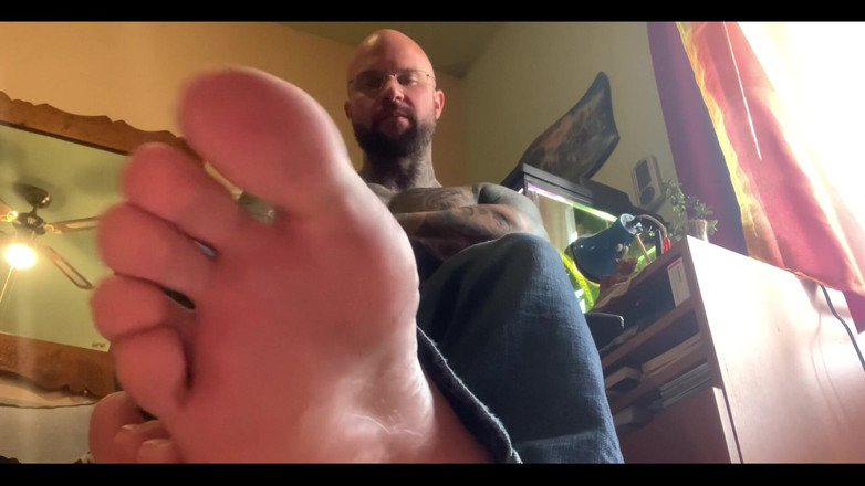 Jasons feet: Estás en el piso debajo de mis pies como un...