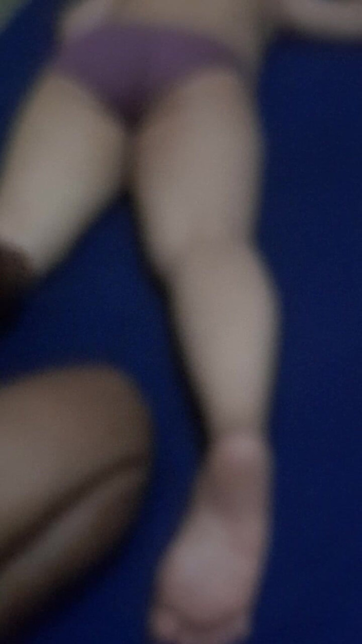 Angelina Pop: Medan jag masserar moster röv lägger jag min kuk i...