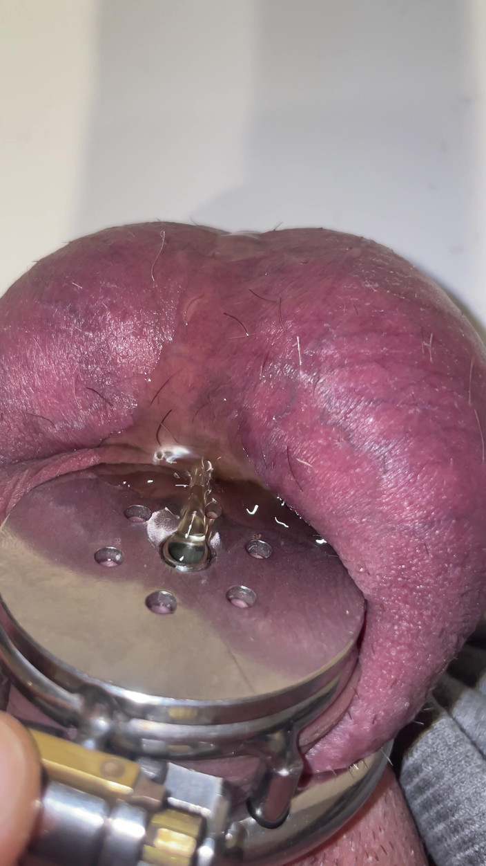 Selfspanker: Pissen in platte kuisheidskooi