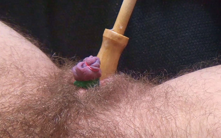 FTM hairy pussy BDSM: Obrovské otroctví klitorisu s gumovými pásky a dřevěnou holí šukání