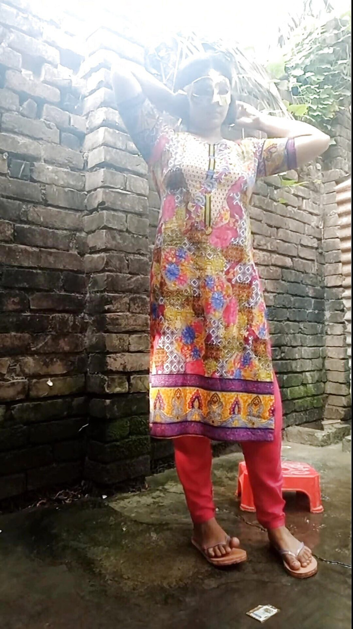 ModernBeauty: Desi Erotická sexy sestry scéna ve sprše v otevřené koupelně....