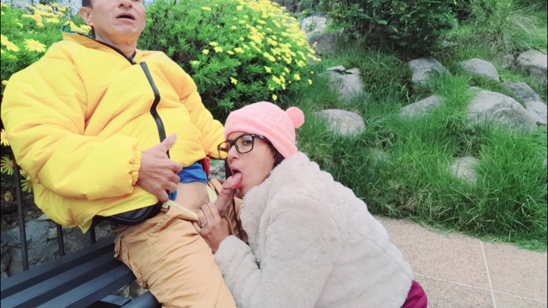 Lady: Büyük göğüslü, büyük götlü orta yaşlı seksi kadın sapık yaşlı...