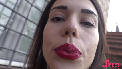 Smokin Fetish: În aer liber fumând pe scări cu dulcea Petra