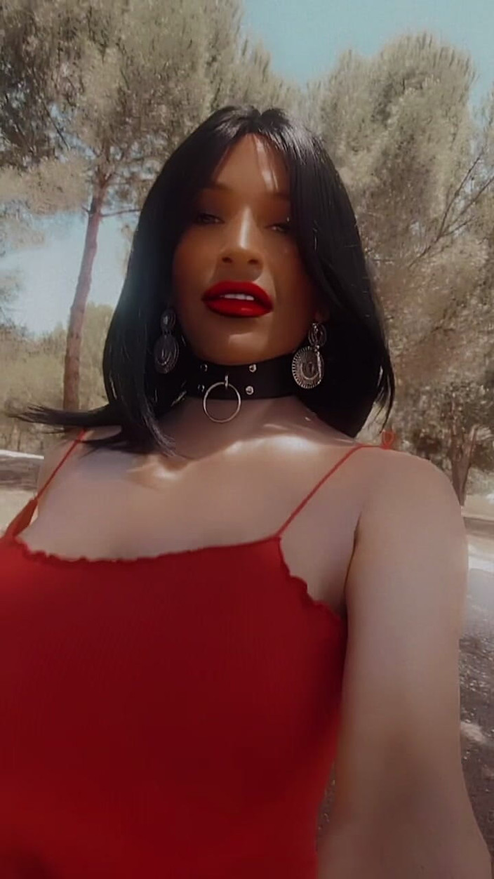 Sissy Slut Brianna: Vrei să-mi scoți sânii? Atunci mai bine că gura ta...