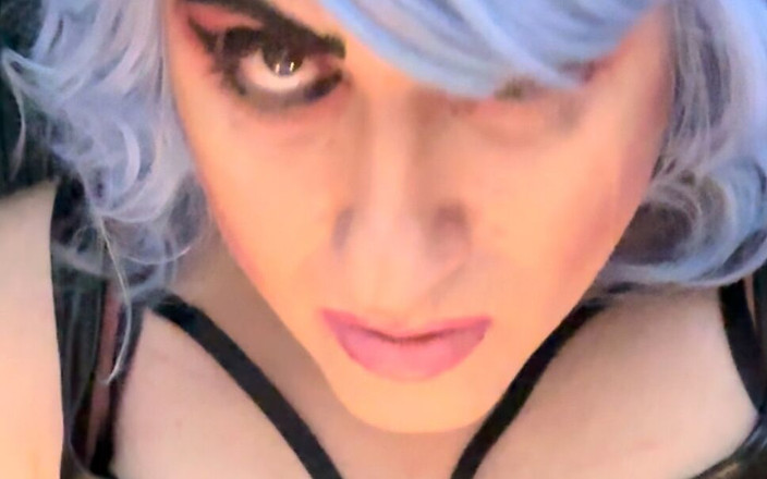 Miss Moniq: Travestiet bevrijdend van grote zwarte lul dildo