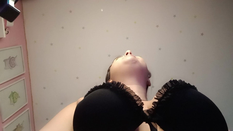 Bunny Looner: Underboob View While Doing Big Bubbles - Bunny Looner
