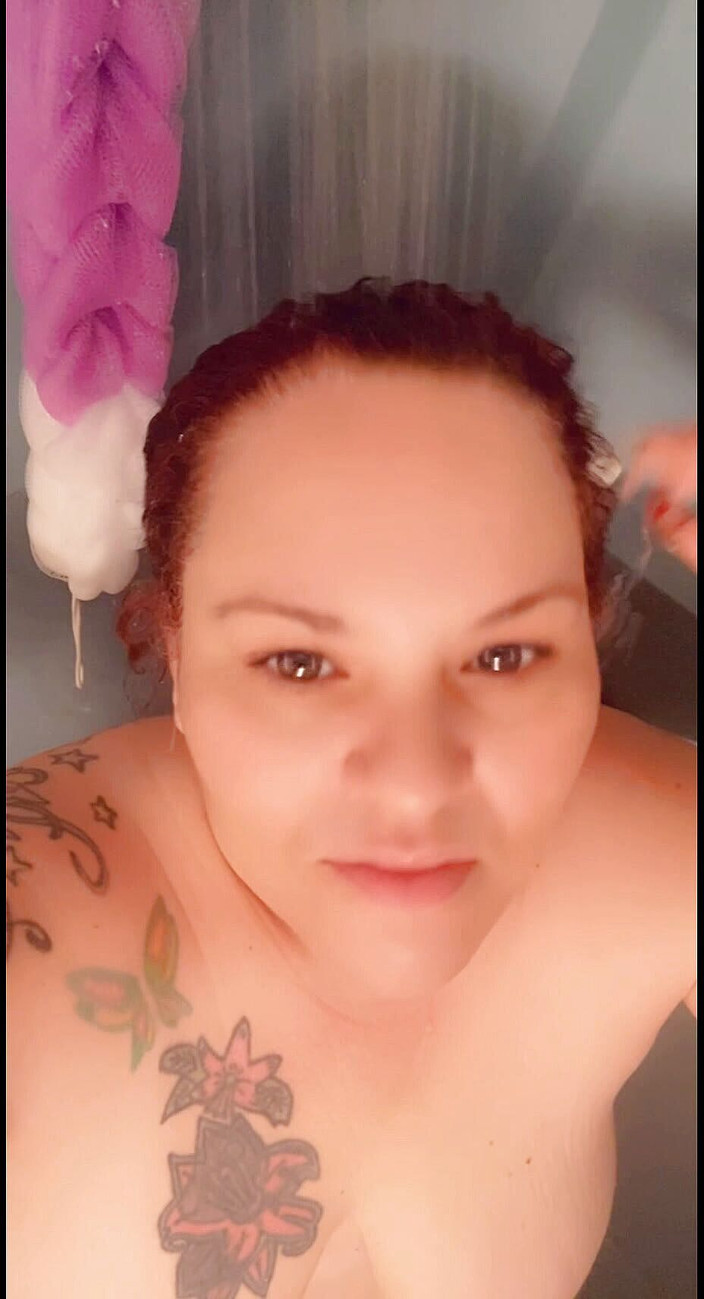 Curvyliz9: Nadržená ve sprše