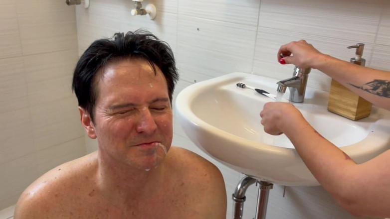 Femdom Austria: Lesbické ponížení v koupelně!