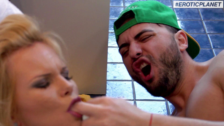 German Porn: Gadis jerman rambut pirang dengan toket besar lagi asik ngentot...