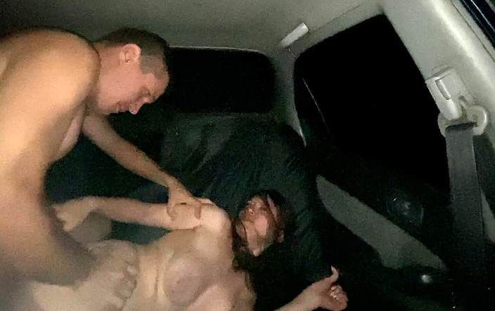 Airaccoon: 继妹梦见在车里尝试性爱，并问继兄弟