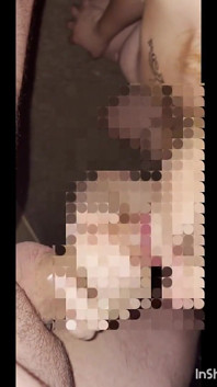 Vrouw en echtgenoot hebben vuile seks. Zwarte dildo, vuistneuken, creampie, klaarkomen