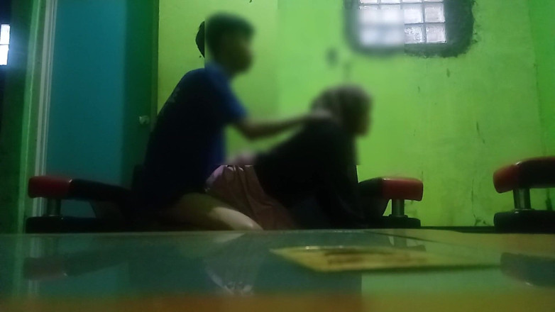 Famly sex: 거실에서 의붓아빠의 보지를 따먹을 뻔했어