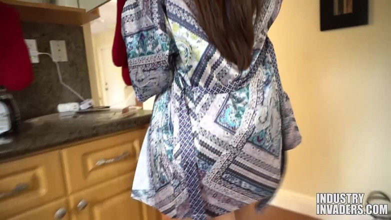 Naked Hustlers: पूल बॉय गीली पत्नी