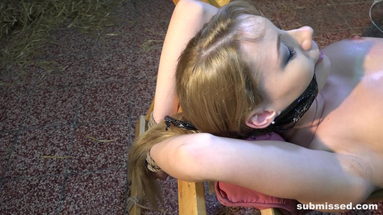 Submissed: Aika May, cleavegagging attachée, se fait