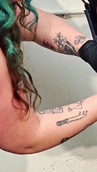 BBW Lateks Bogini Kołki Sissy Pokojówka Jade Storm w Sex Swing- Inspekcja, Rozciągnięcie palca, Uderzanie twarzy i Masywny pasek na funty