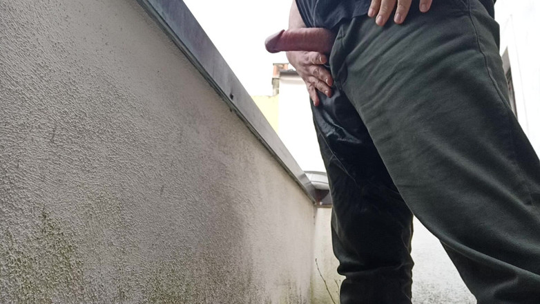 Kinky Guy: Čůrání na balkóně při sledování lidí venku