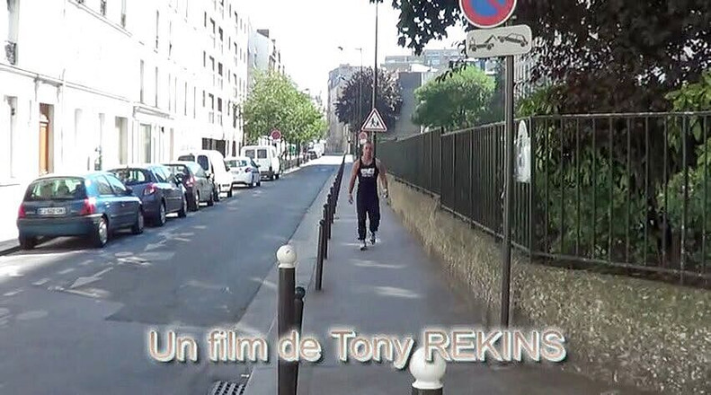 Sneaker gay: Las zapatillas chupan y follan en el sofá