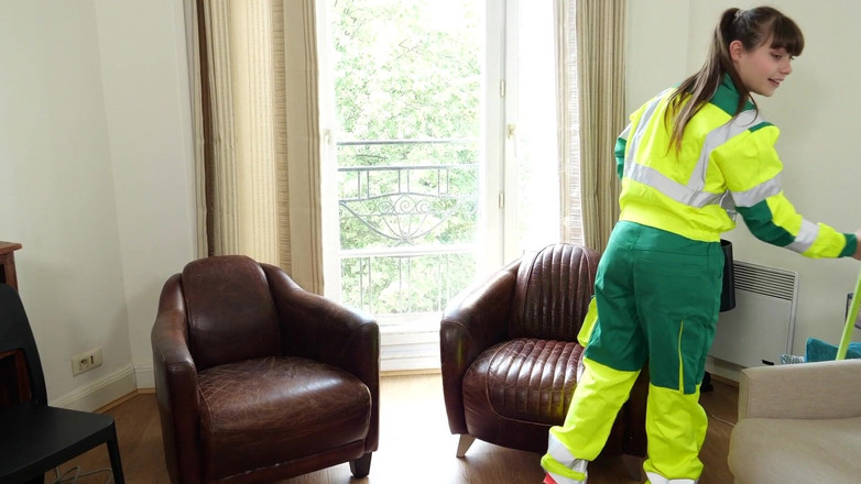 HPG Production: Gorgeus Franse babe met harig poesje en perfecte stevige tieten 675