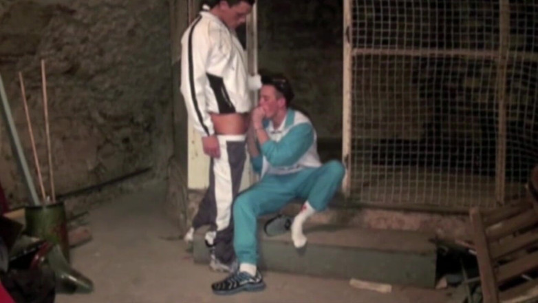 Sneaker Sex Kinky: Ponížení tenisky v diskrétně sklepě