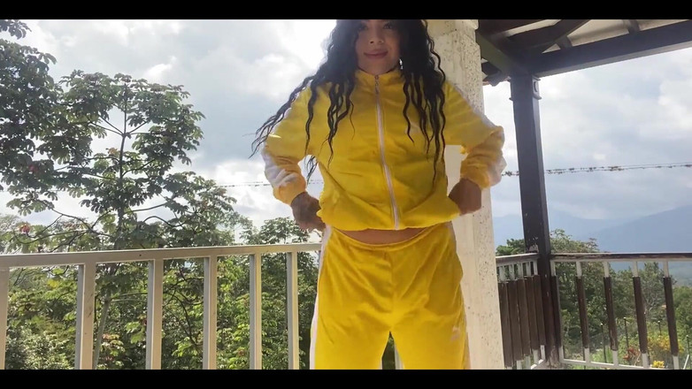 JessieRoss: 큰 패키지로 옷을 측정하는 아름다운 소녀