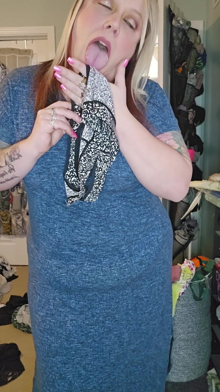 Jenn_sexxii: 继母发现内裤充满了精液，并用她们的肮脏气味自慰