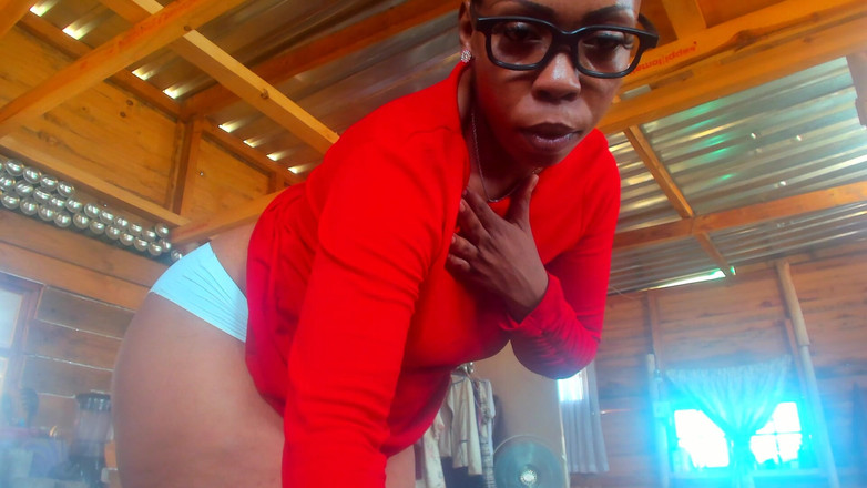 AnalEbony: Ibu tiri nakal dengan pantat bahenol lagi asik main peran