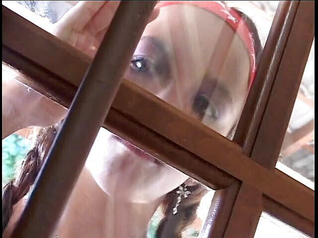 2 Guys 1 Girl: Jovem morena sexy de biquíni fode dois caras em todos...