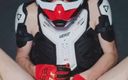 Sneakersmax98: Nagi chłopak w Motocross Gear i Mxhelmet dostaje silny orgazm