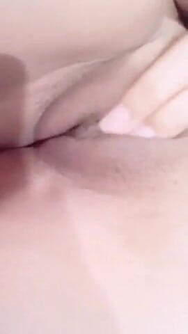 Pretty Clari: A virgin girl masturbate