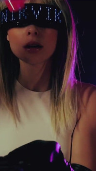 Seksowna blondynka w długich skórzanych rękawiczkach sprawi, że spuścisz się potężnie