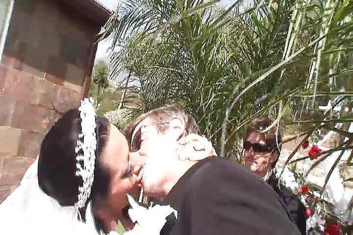 Perv Milfs n Teens: La fiesta de boda se convierte en una orgía sexual...