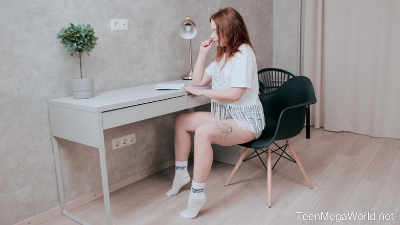 Teen Mega World: Schatje wrijft poesje tijdens het studeren