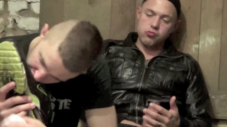 HARD PORN STUDIO: Twarde poddanie sneakersów przez Araba