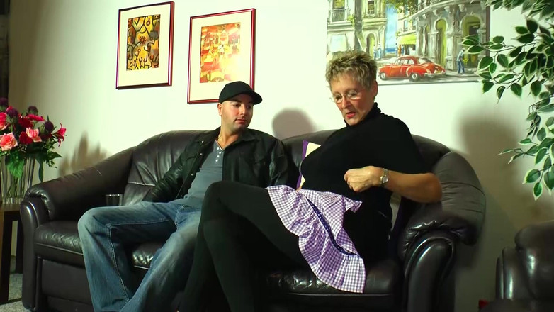 EroticEntertainment.Club: Il baise la mamie de sa copine sur le canapé !