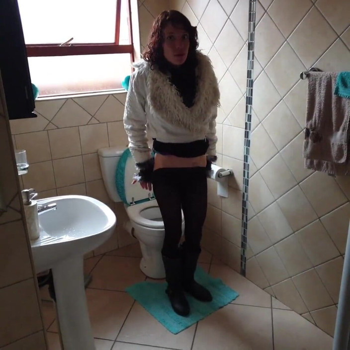 petite-mia: Magere slet pist met haar benen wijd open in het...