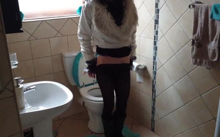 petite-mia: Magere slet pist met haar benen wijd open in het...