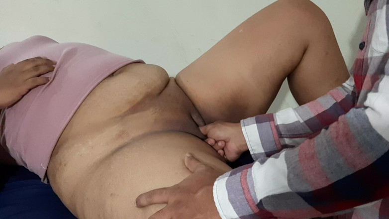 Victor y Brandy: Mature Gets Medical Treatment on Her Pussy